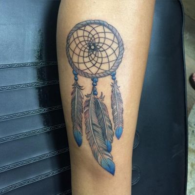  Tatouage attrape rêve noir et bleu clair sur la cheville